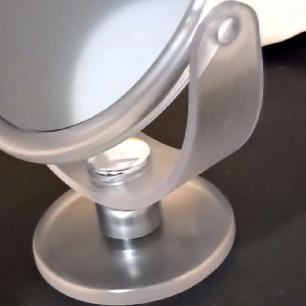 Magnifying mirror